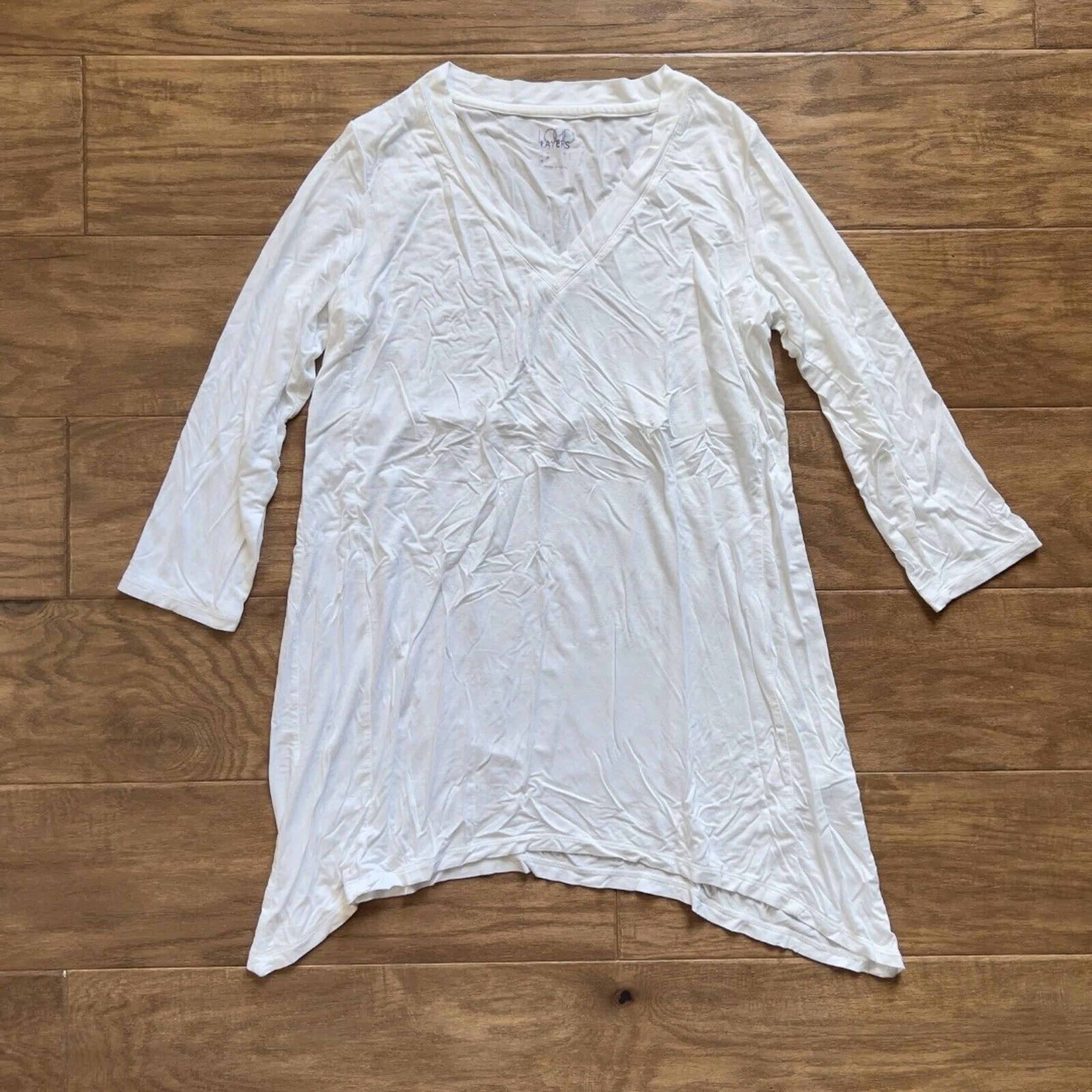 LOGO Layers by Lori Goldstein Top Size M White 3/4 Sleeve V-Neck Sharkbite Hem