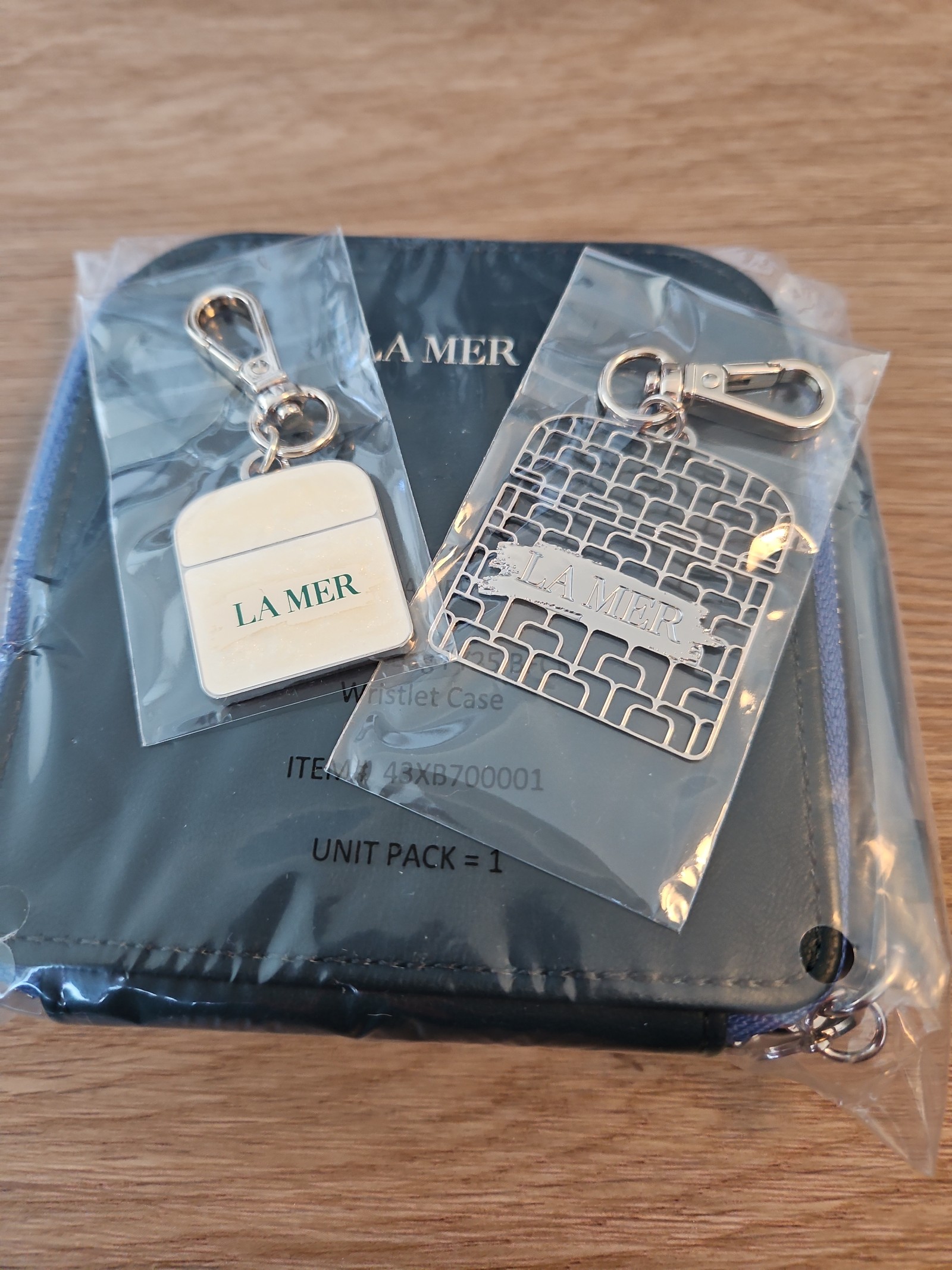 BN La Mer Cosmetic Bag + Applique Patches + Ornaments - detail