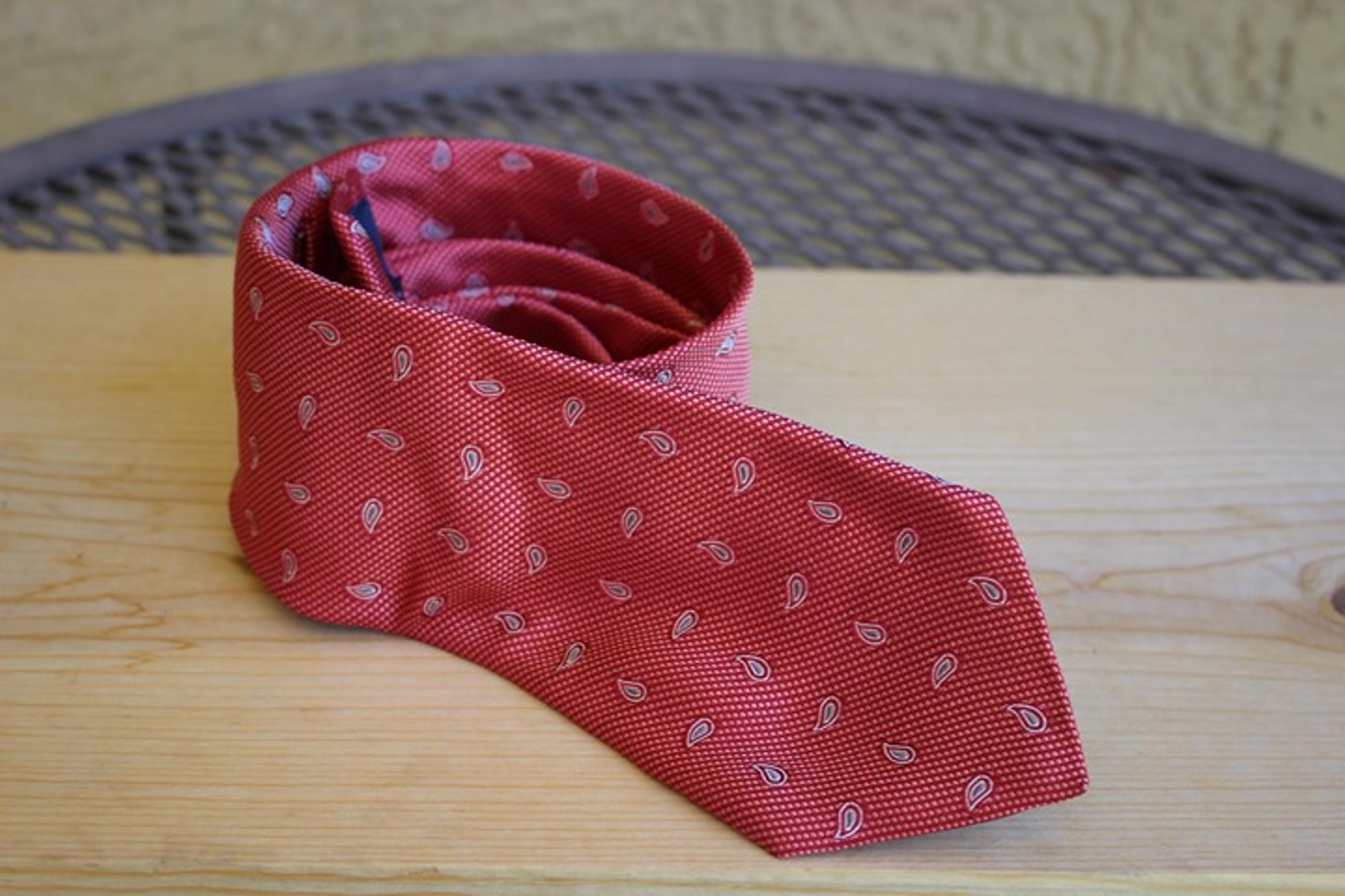 Hart Schaffner Marx Light Red Paisley Pattern 3" Silk Neck Tie