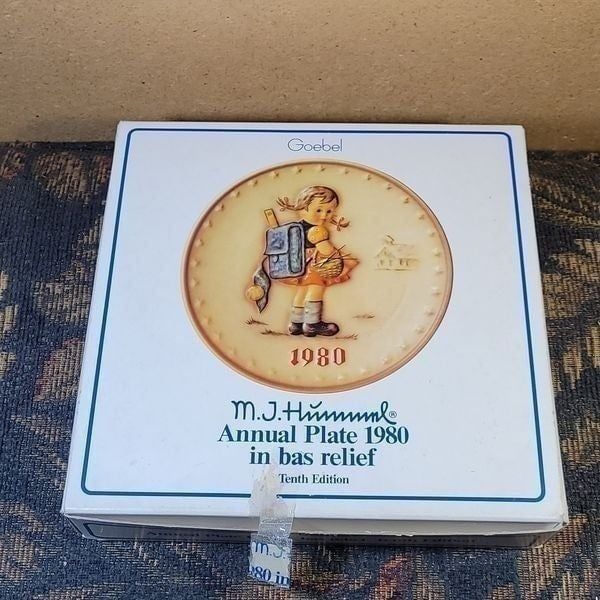 M.I. Hummel Vintage 1980 Annual Plate in Bas Relief 10th Edition with Box