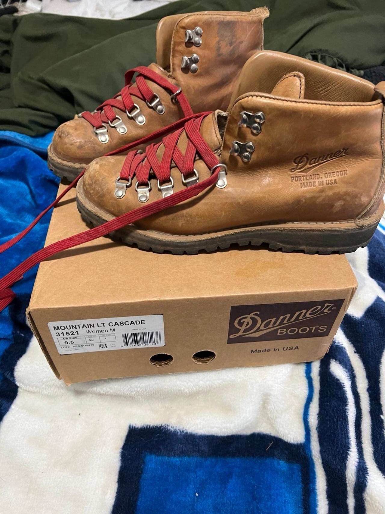 Danner Women's Mountain Light Cascade Hiking Boot