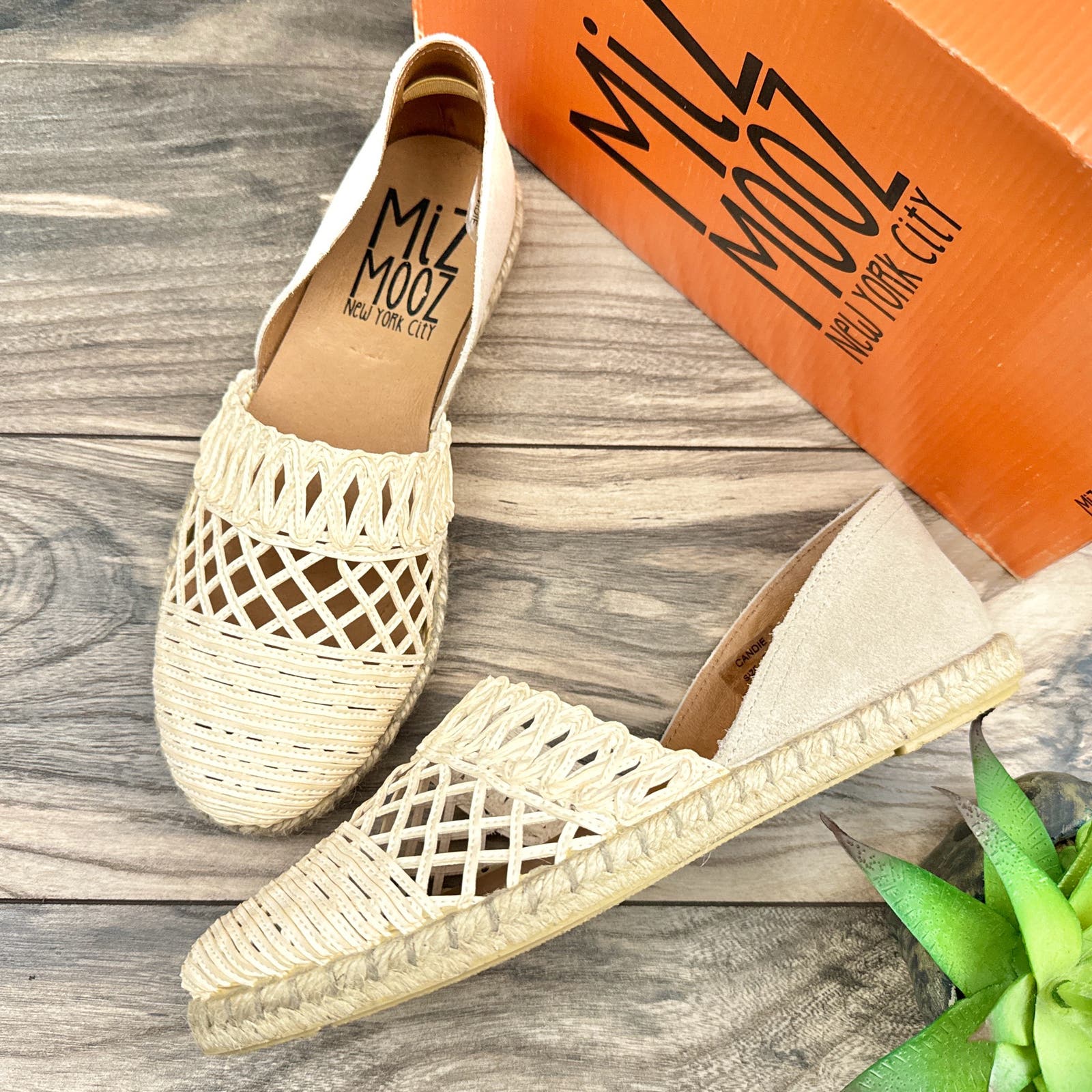 NIB Miz Mooz Candie 39 8.5-9 Closed Toe Back Cut Out Suede