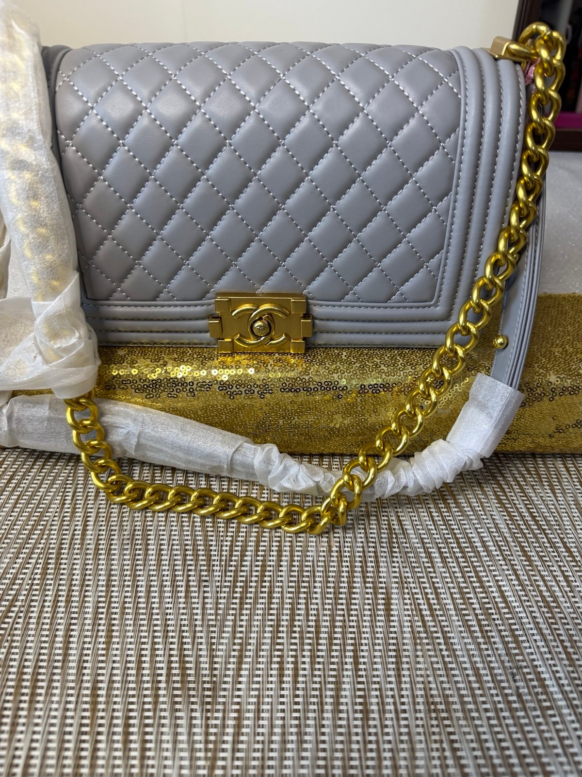 Beautiful gray purse with gold hardware! Absolutely stunning
