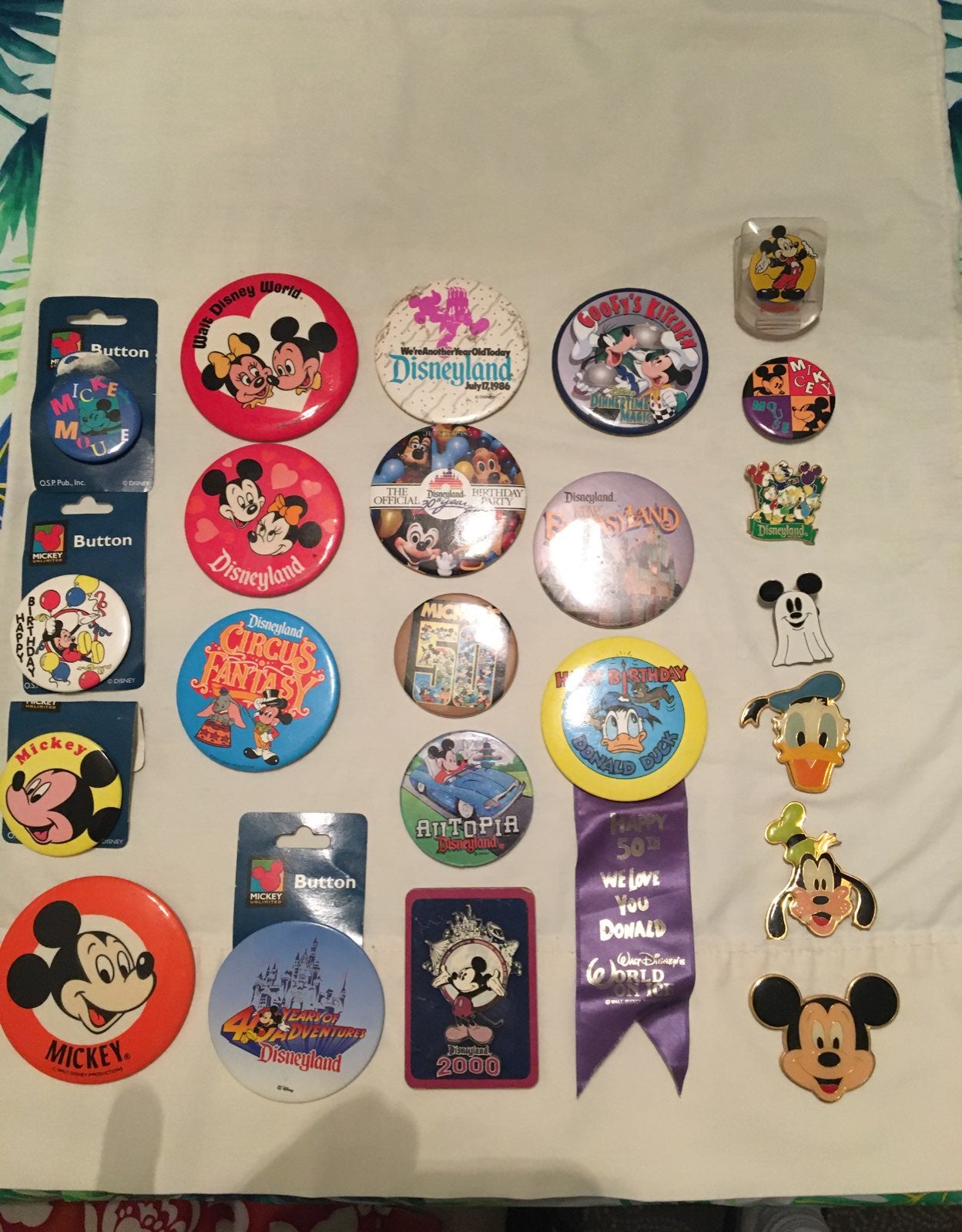Lot of Walt Disney pins. Very valuable s