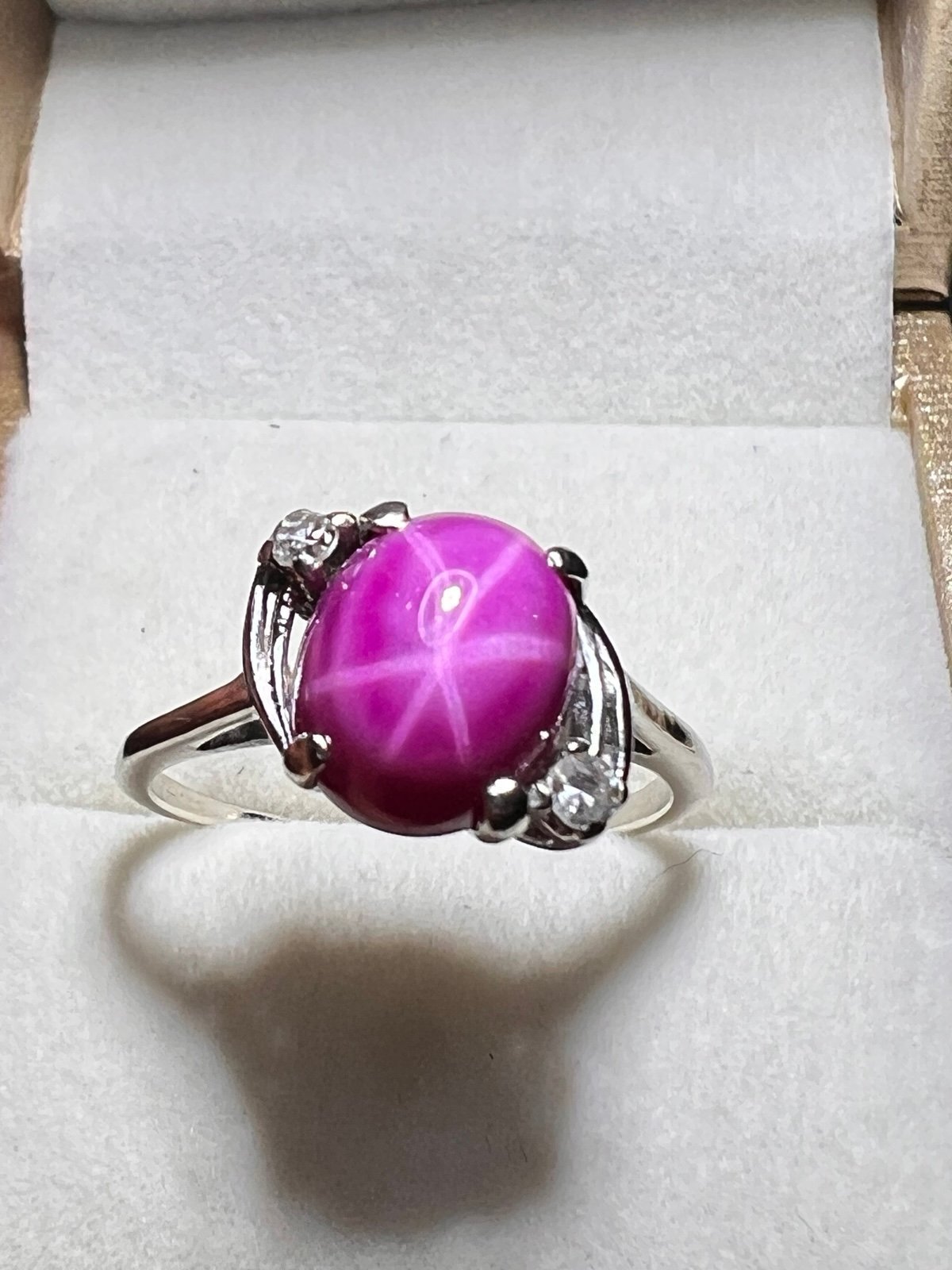 VINTAGE PURE 14K WHITE GOLD RUBY LINDY STONE AND TWO NATURAL REAL DIAMONDS SZ8,5