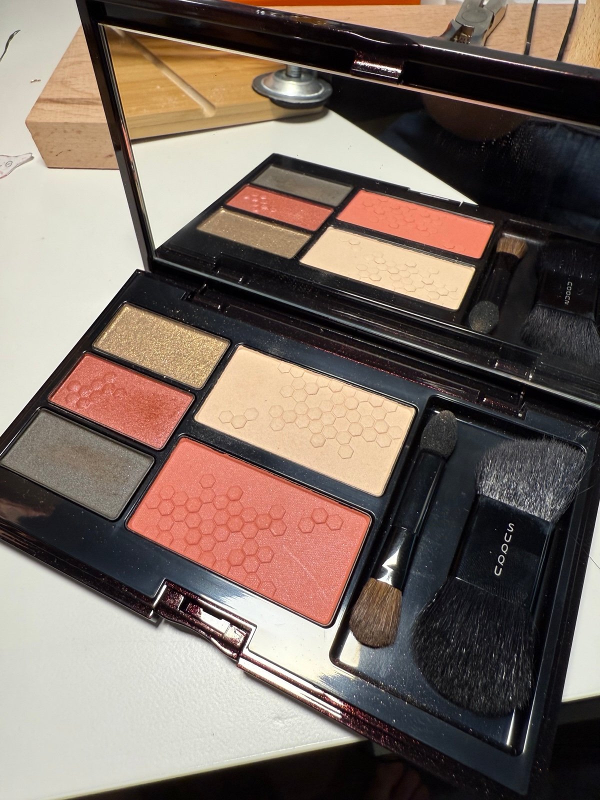 Suqqu Christmas makeup compact 101 SUOUIRO
