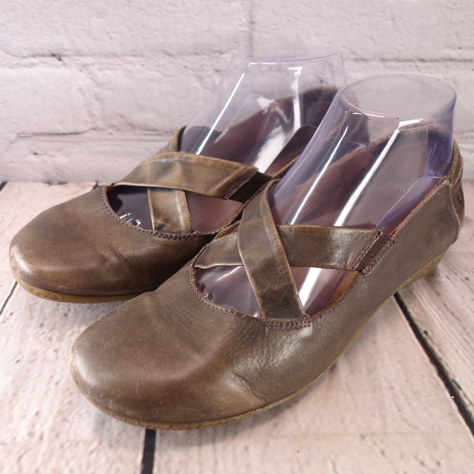 Taos Women's Size 7.5 Brown Leather Slip On Comfort Shoe #243