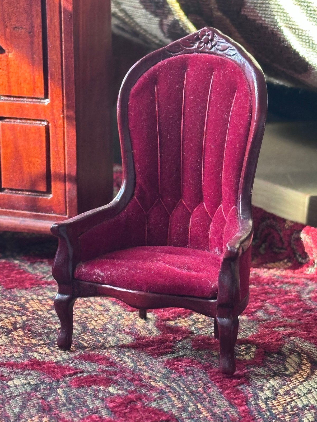 Vintage 12 SCALE MINIATURE VICTORIAN RED VELVET/WOOD DOLL HOUSE ARM CHAIR