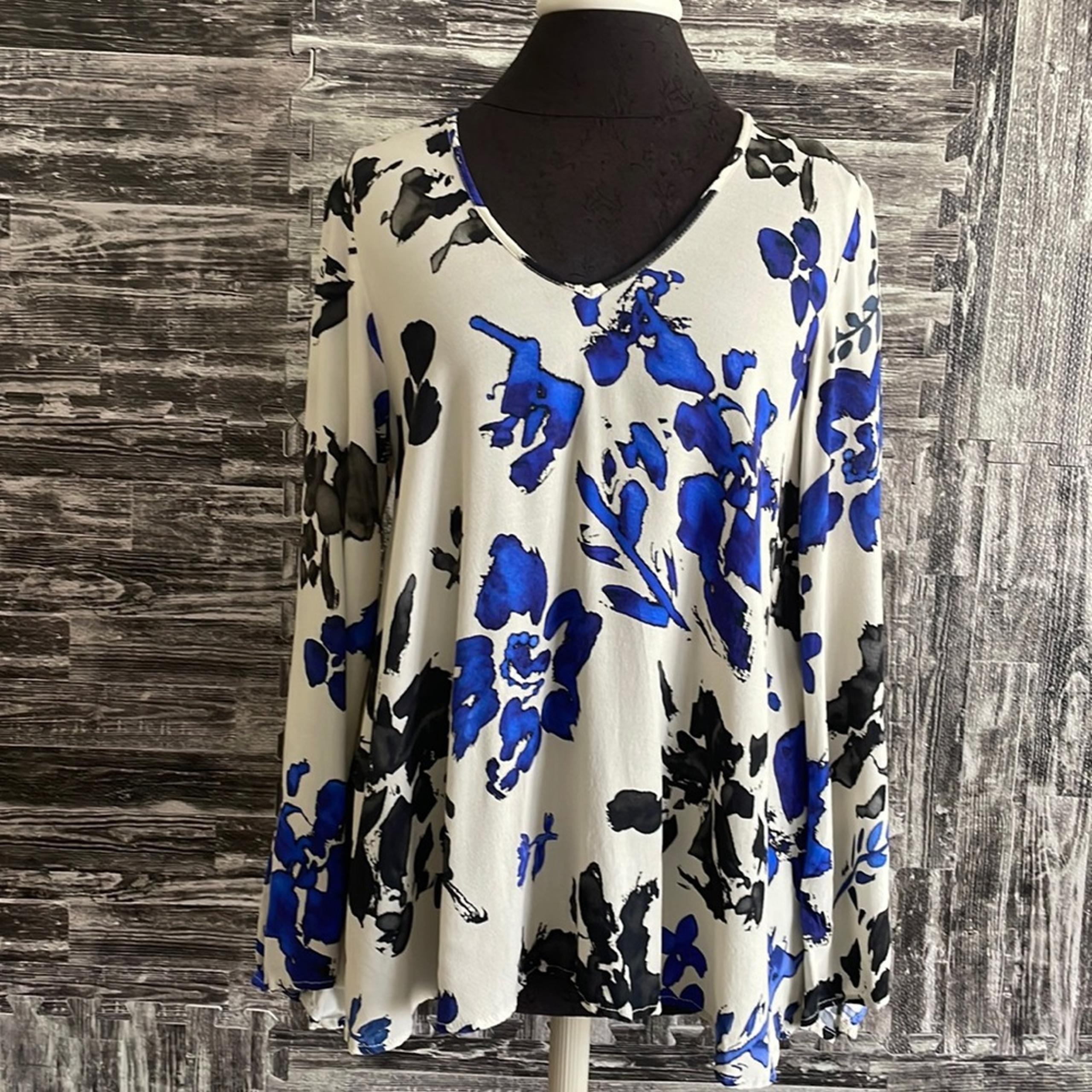 Karen Kane size small Grey w/blue and black large floral print blouse EUC