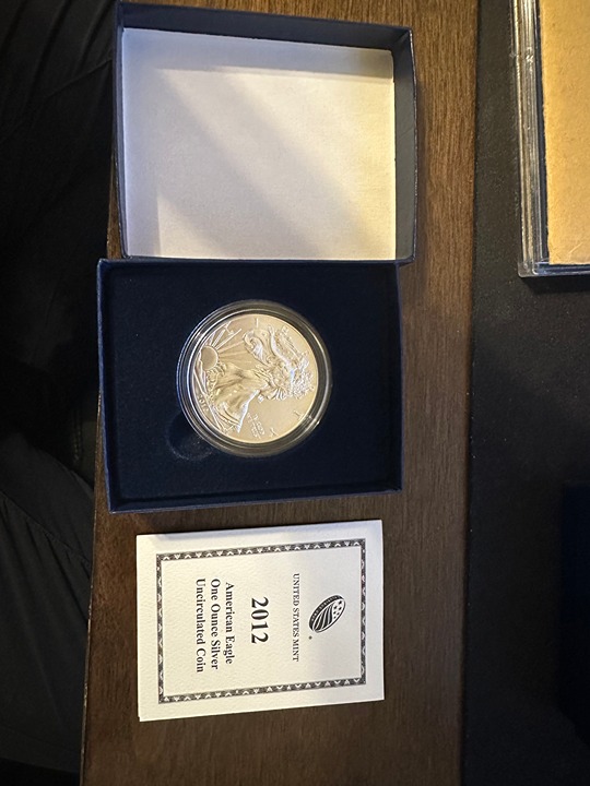 2012 American Silver Eagle (UNCIRCULATED MINT COIN)
