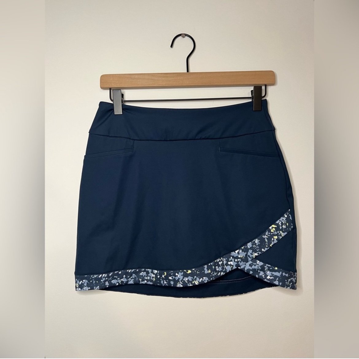 Adidas - ULTIMATE365 PRINTED PRIMEGREEN GOLF SKORT - Size XS
