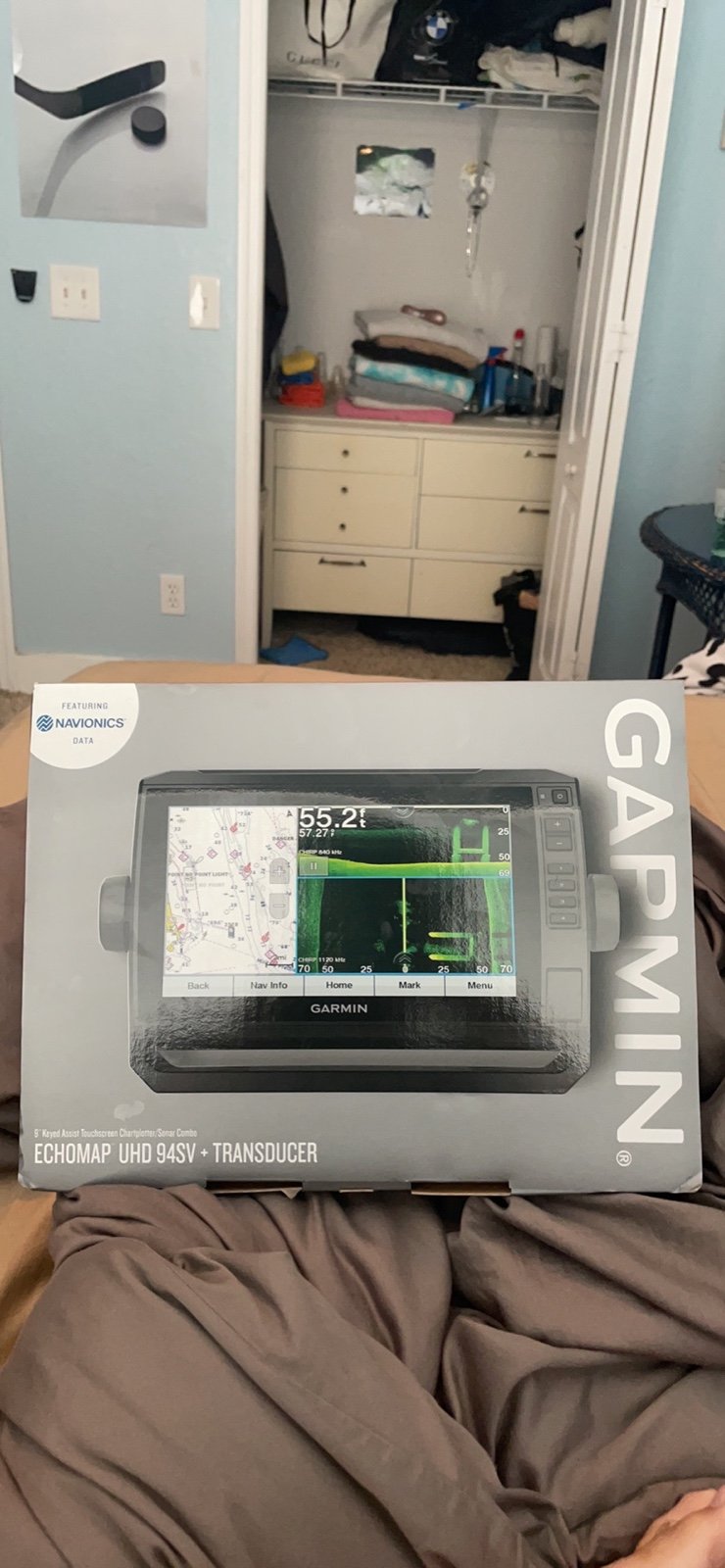 Garmin uhd 94sv with transducer fish finder with 2 year west marine warranty