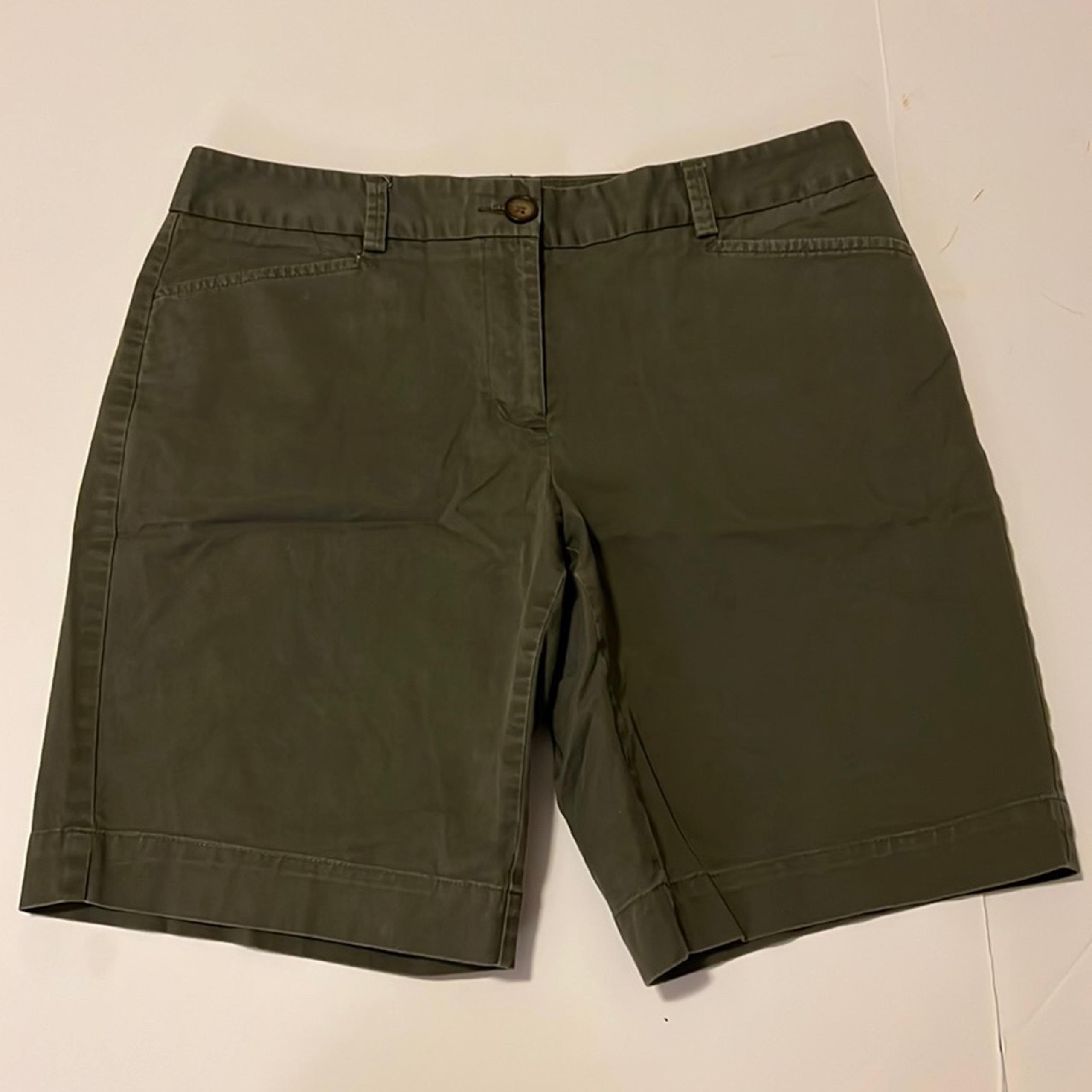 Lands’ End women’s green khaki cotton shorts- size 8P