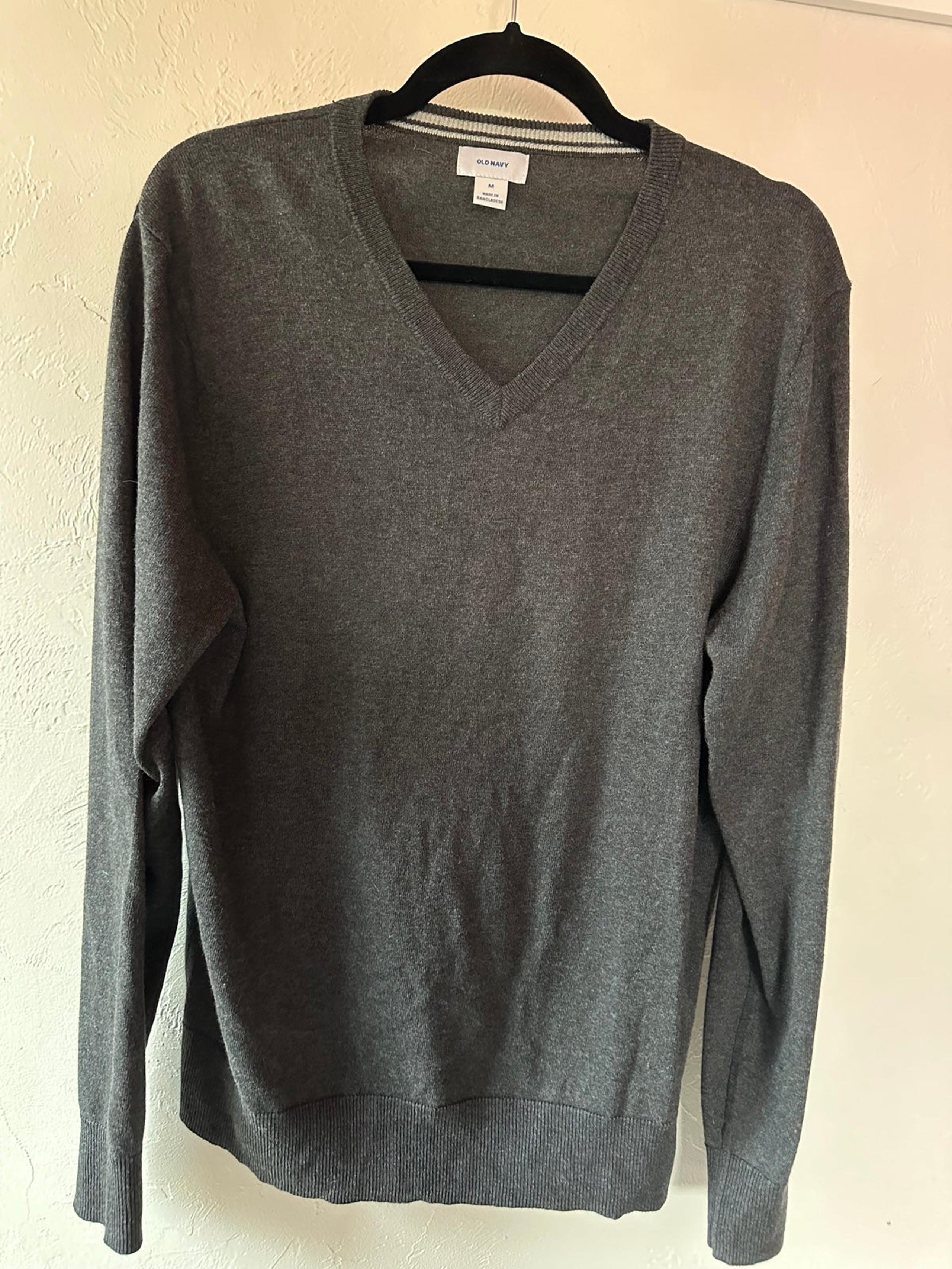 Old Navy men’s grey sweater medium GUC V neck