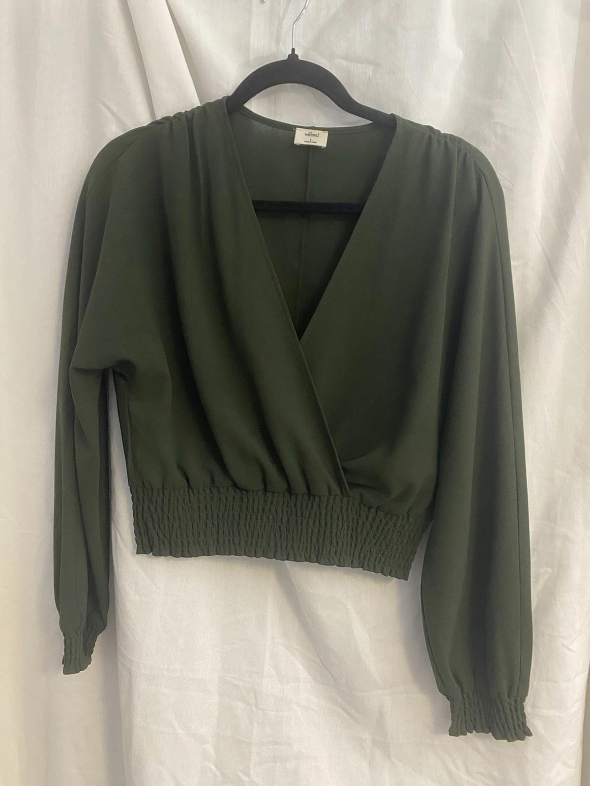 Aritzia Wilfred Wistful Blouse Smocked V-neck blouse Small