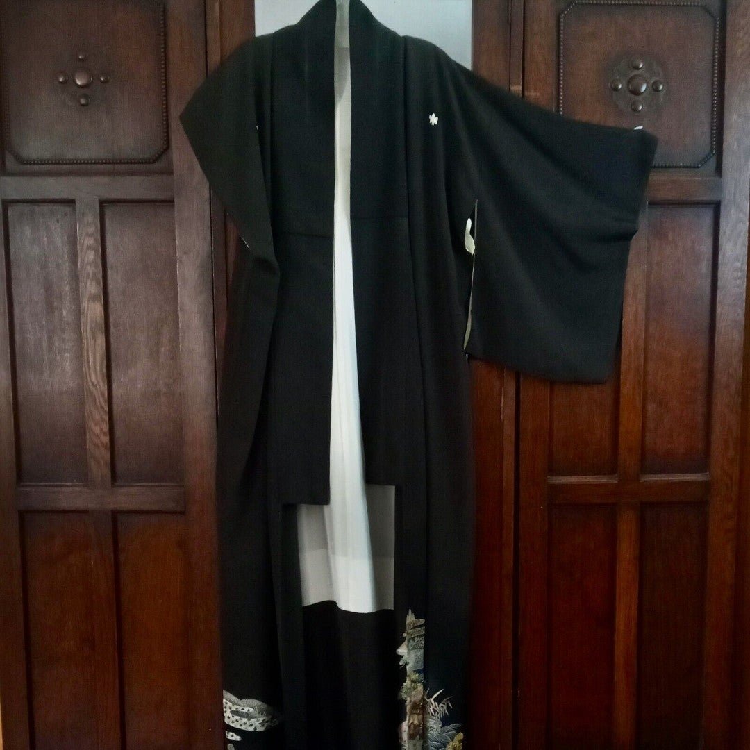 Vintage Kimono Hand Made Long Silk Black White Lining Embroidery Painted Crest
