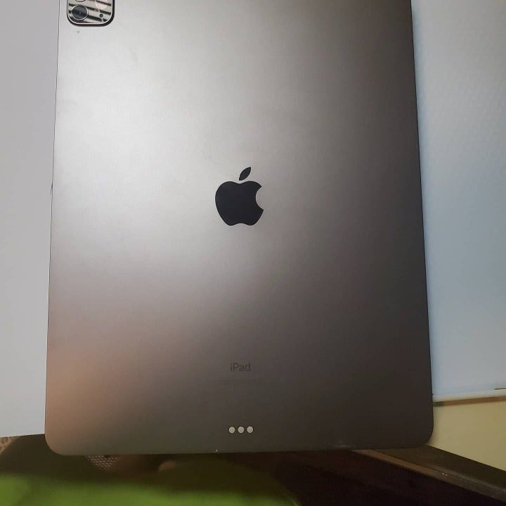 Apple ipad 12.9 latest model 256gb