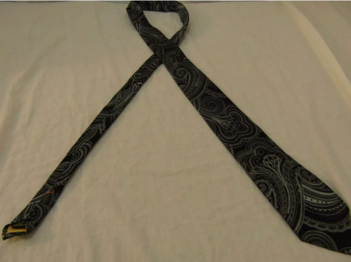 DONALD J. TRUMP SIGNATURE COLLECTION 100% SILK BLACK PAISLEY TIE PROTECTOR CASE