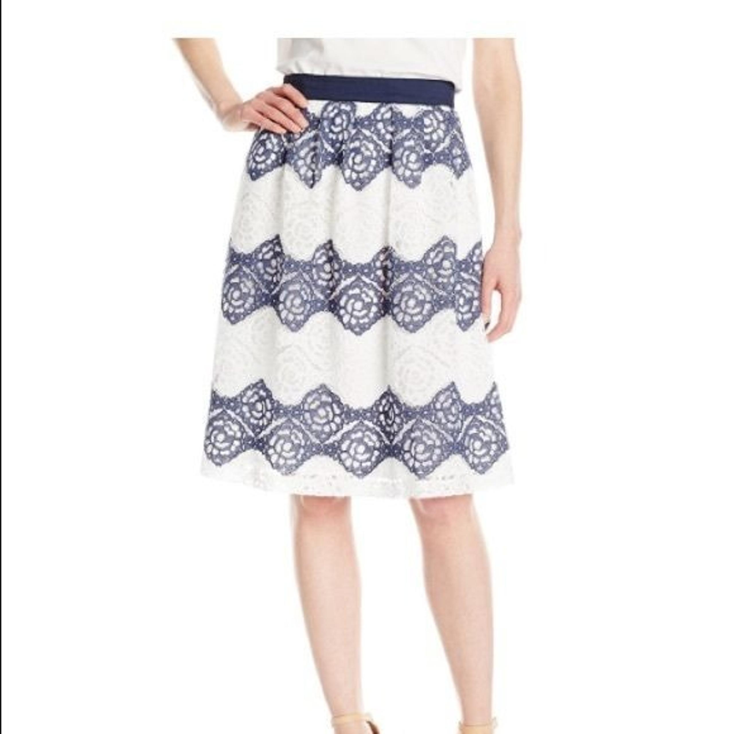 Nine West women’s lace flowy  skirt size 14