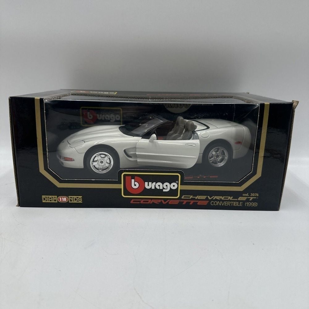 BURAGO 3076 Voiture 1/18 1:18 Chevrolet Corvette convertible 1998 White