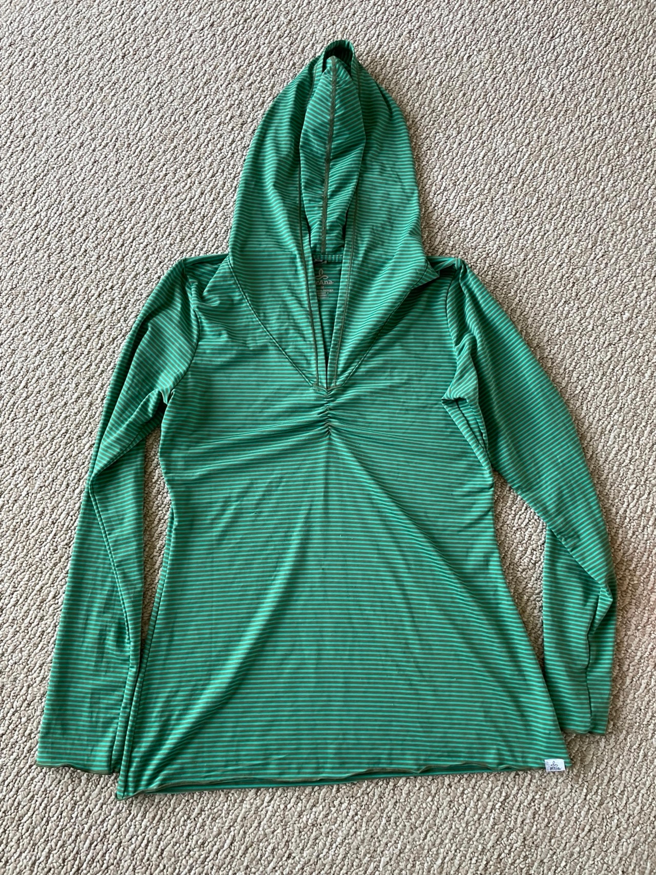 Prana women’s pullover hoodie shirt medium