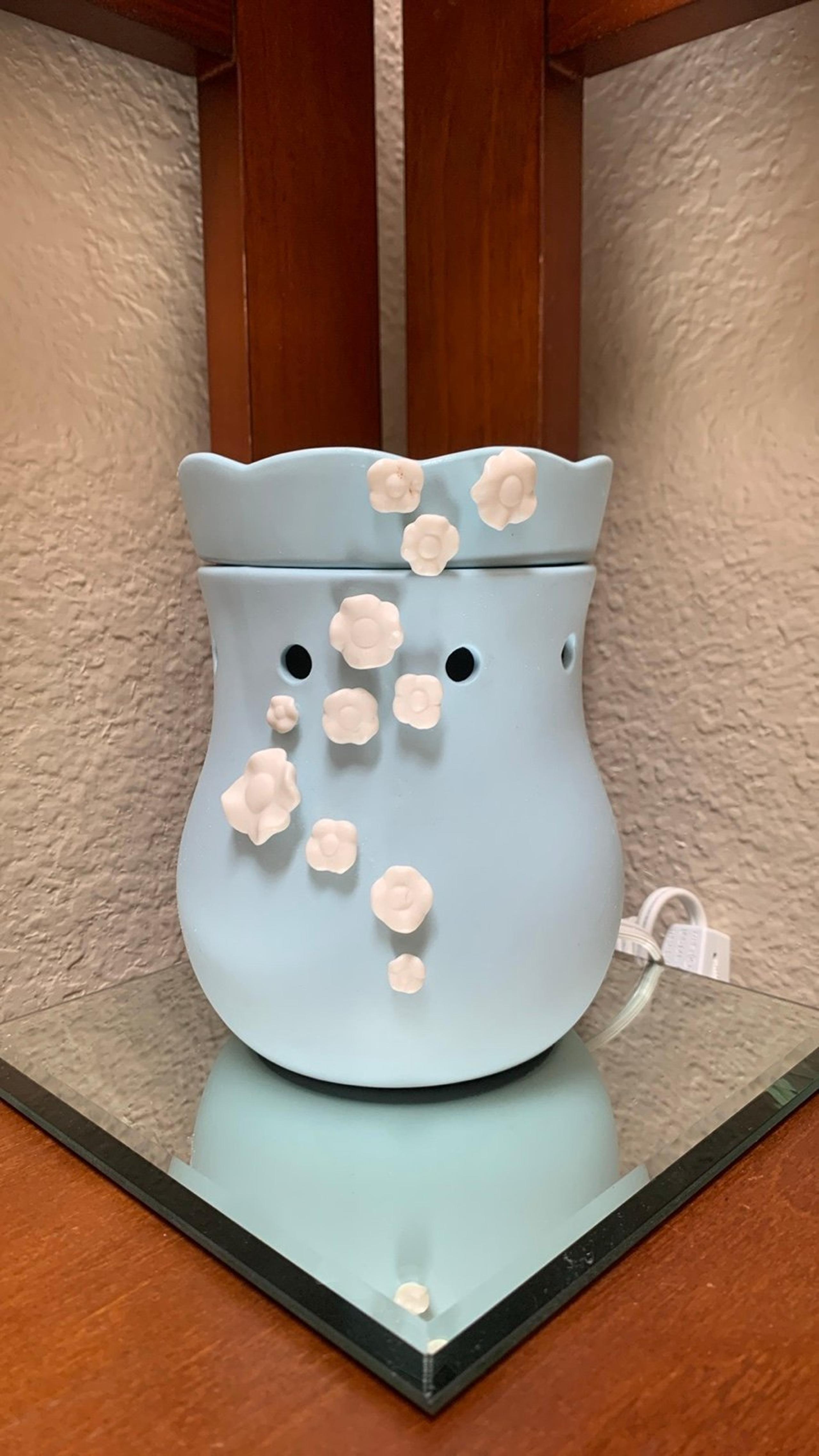 Scentsy Warmer Full Size Retired baby's breath blue with white flowers