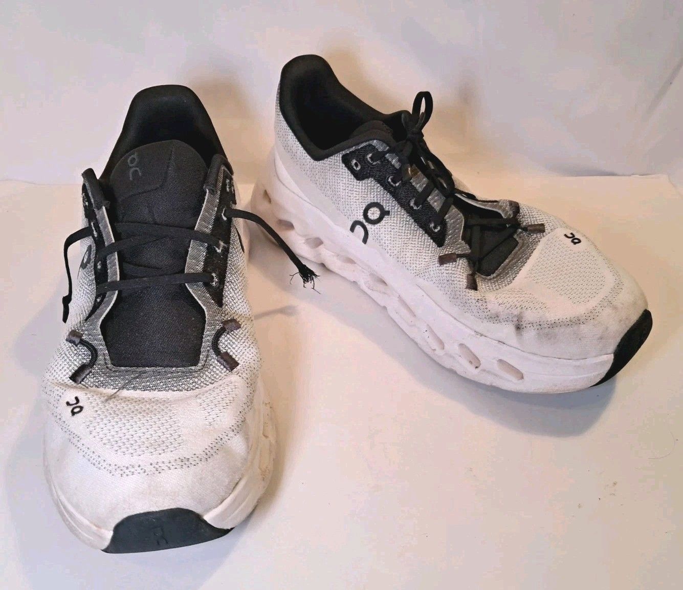 On Cloudtilt White Black Running Sneakers NEED REPLACEMENT LACES Size 8 Womens