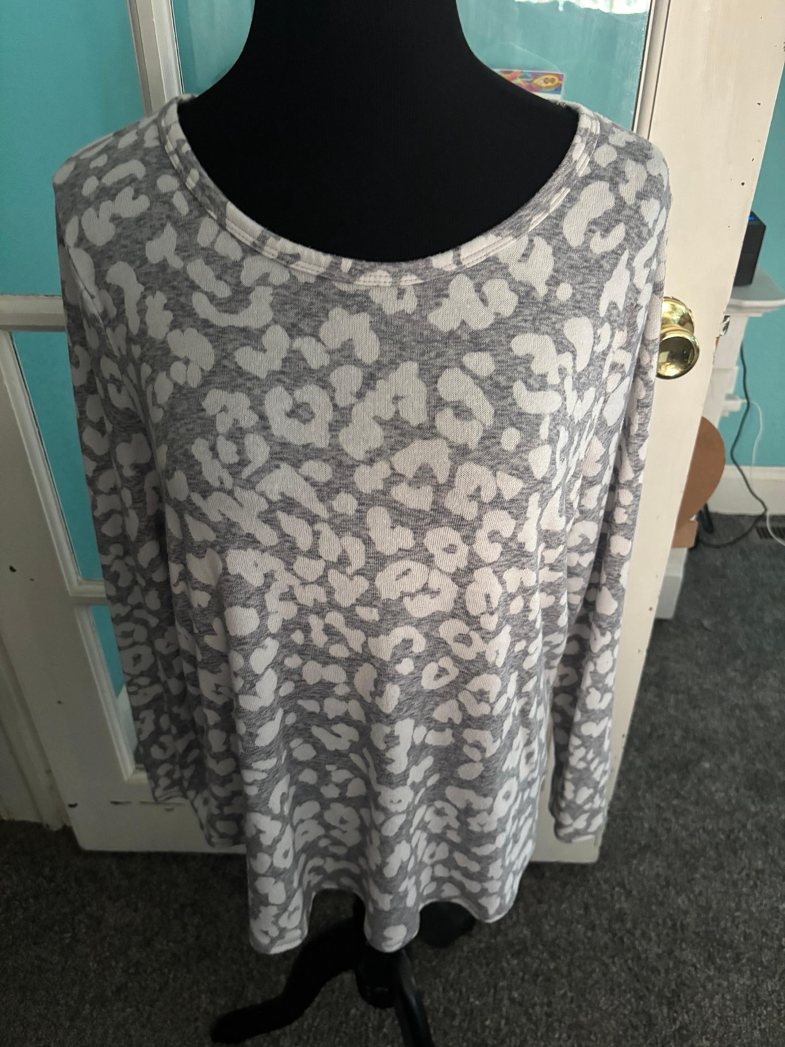 Ladies animal print knit top by Old Navy size large