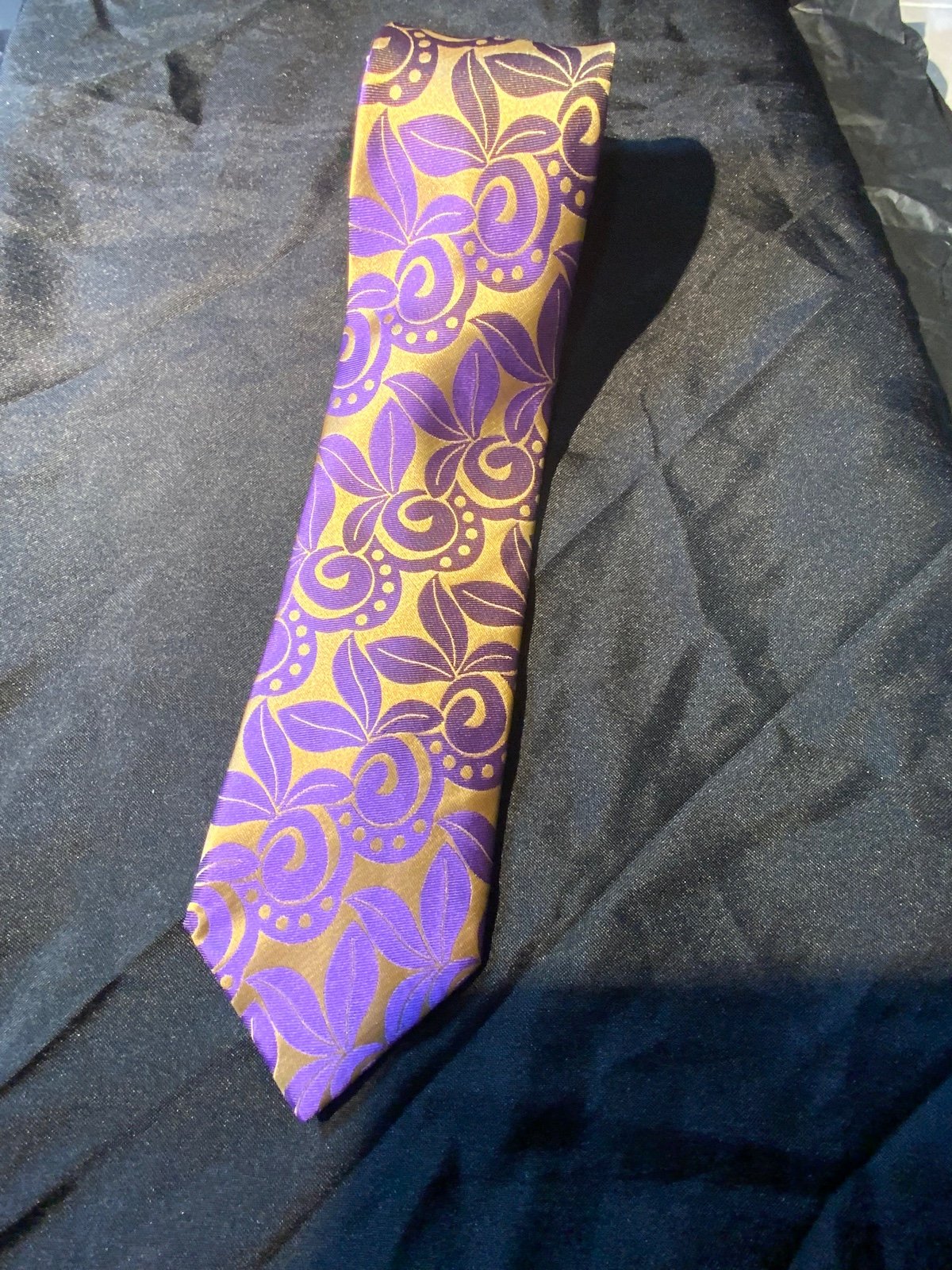 Verse 9 Mens Silk Neckwear w/ a matching/ contrasting Pocket Square #Purp/Gld