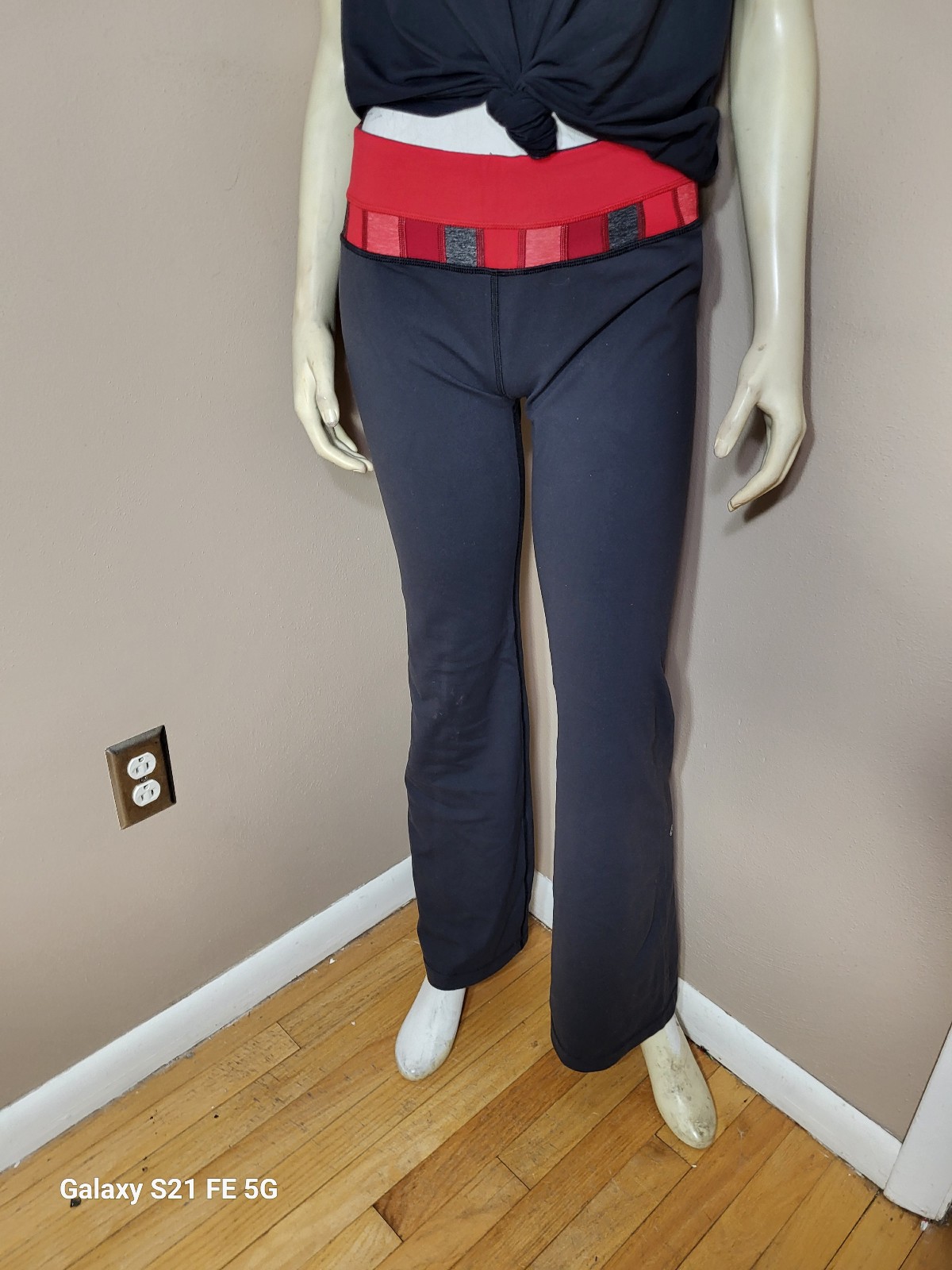 Lululemon Groove Yoga Pant Sz 8 in Great condition...no holes or Spots...comes f
