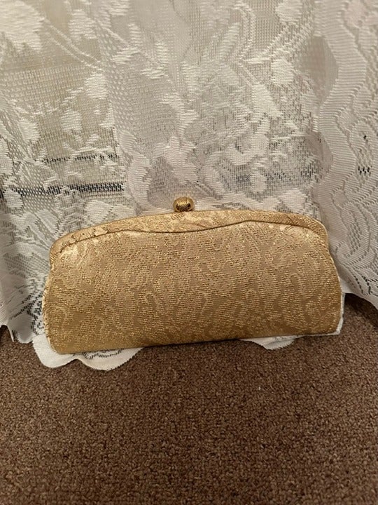 Timeless Glamour: Discover Our Vintage Clutch Collection!