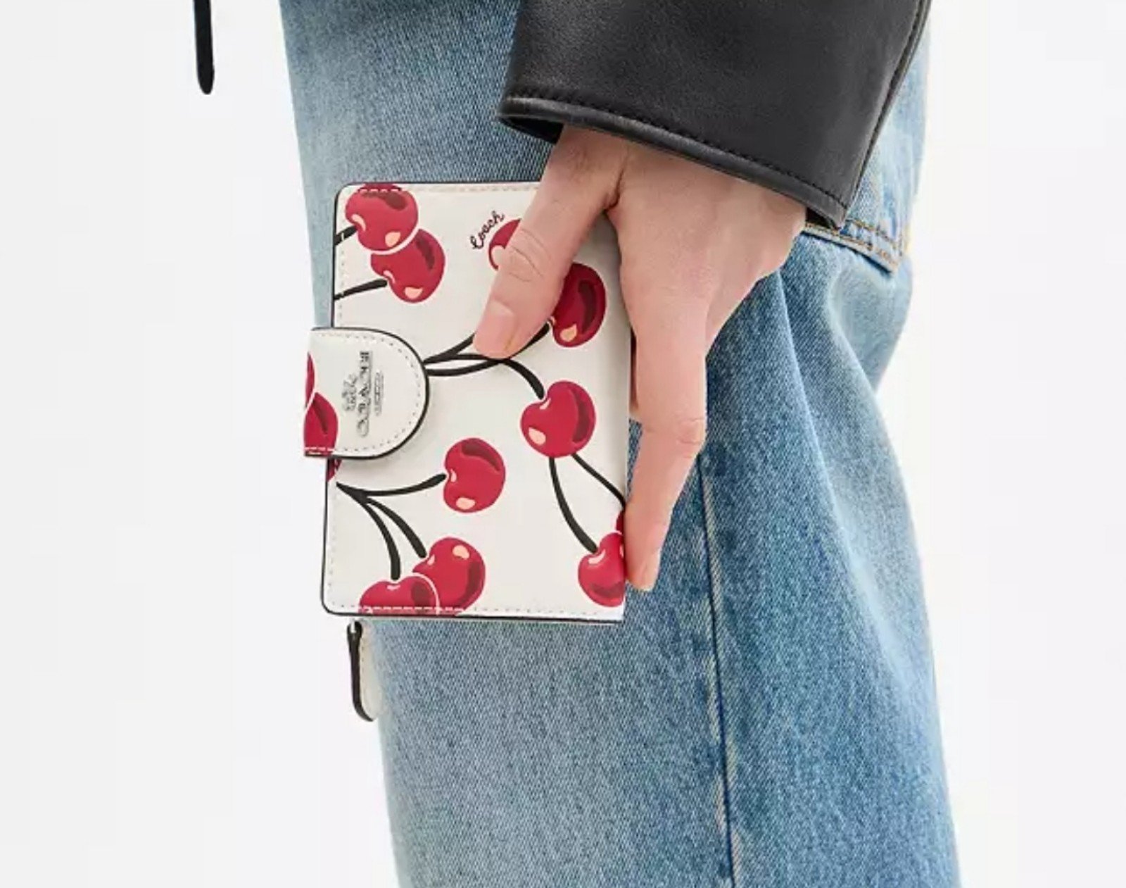 【★2025新作★Coach★MediumCornerZipWalletチェリープリント】 Coach Medium Corner Zip Wallet In Signature Canvas With