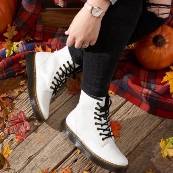 Dr/Doc Martens Zavala 8 Eyelet Combat Boot Smooth White Size Wms 7 Mens 6