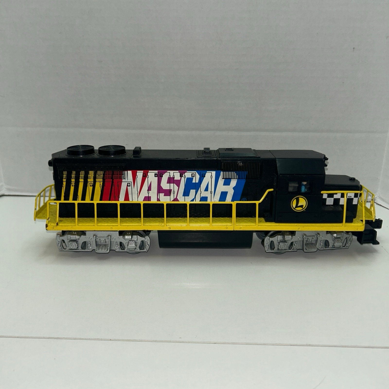 LIONEL 7-11004 O GAUGE NASCAR GP-38 DIESEL LOCOMOTIVE - UNTESTED