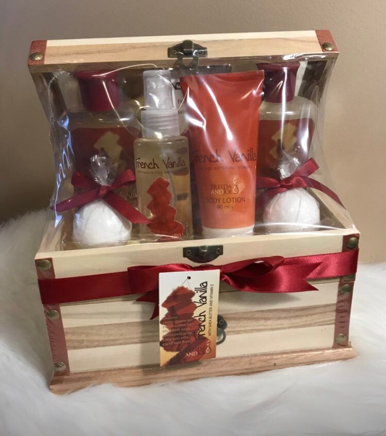 FRENCH VANILLA SPA SET IN A WOODEN JEWELRY BOX