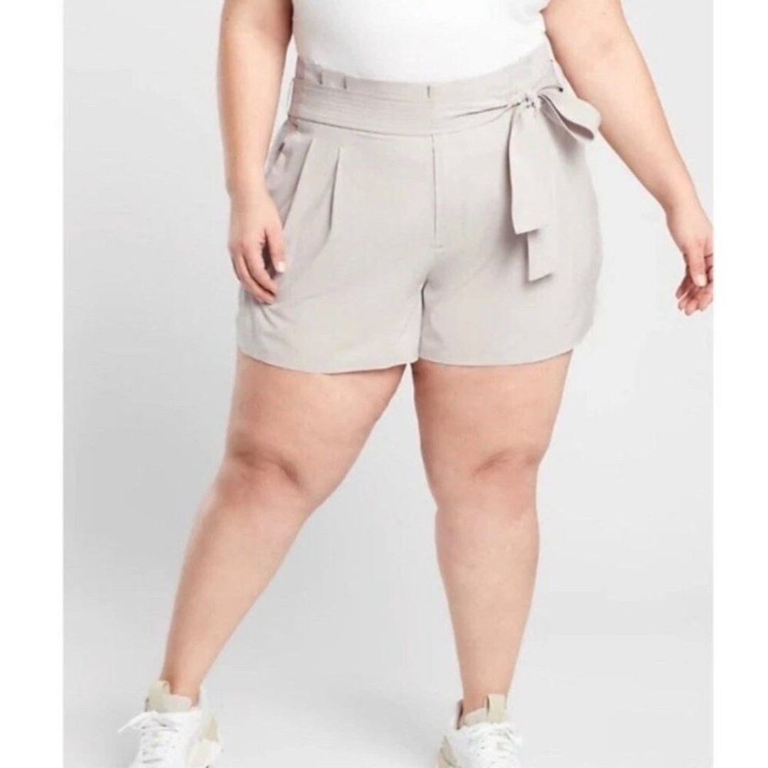 Athleta Skyline II Shorts Belted Pleated Airy Bottoms in Abalone Cream Size 22
