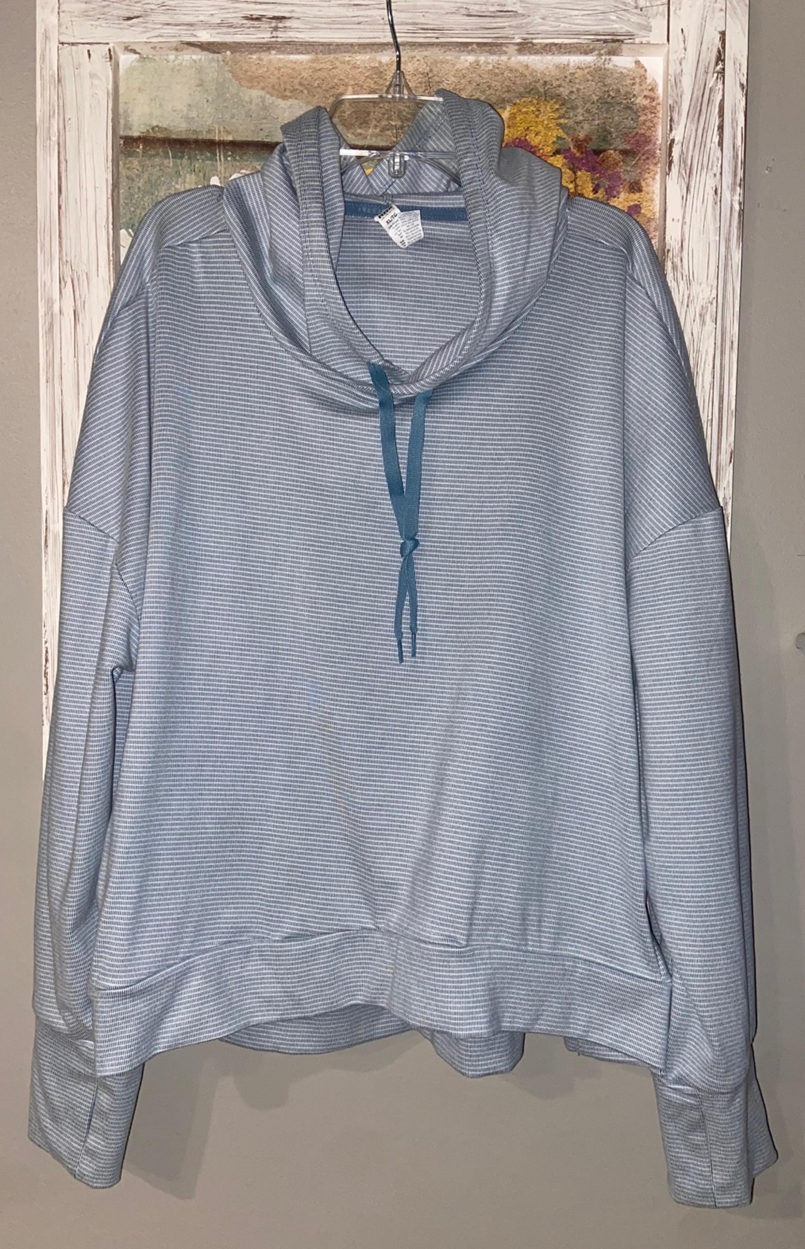 Reebok Hoodie Women’s Size XL Sweatshirt  Athletic Lightweight Polyester Blend