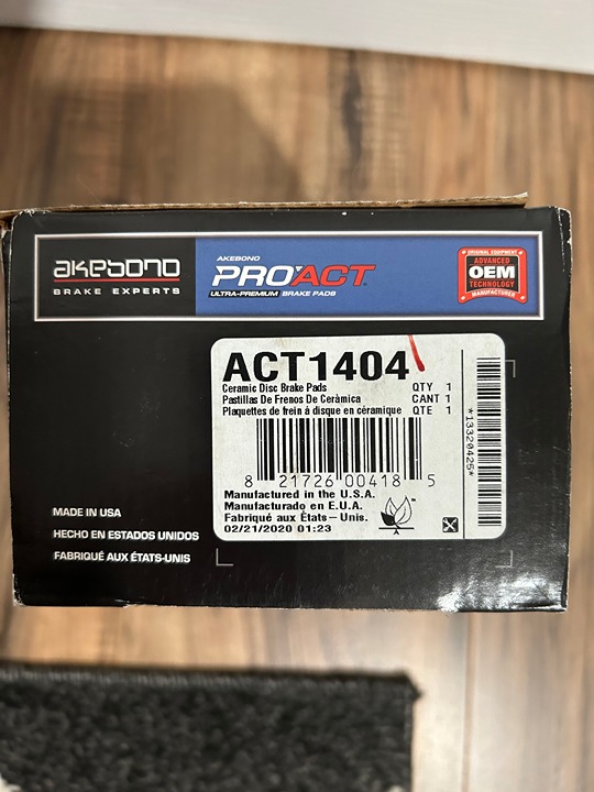 AKEBONO ACT1404 Ceramic Pad; Includes Hardware; With Mechanical Wear Sensor