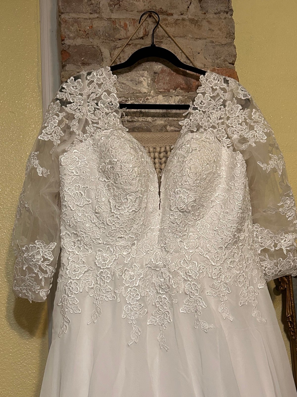 *NWT* Beautiful Full Length Wedding Dress, Size 16, Lace