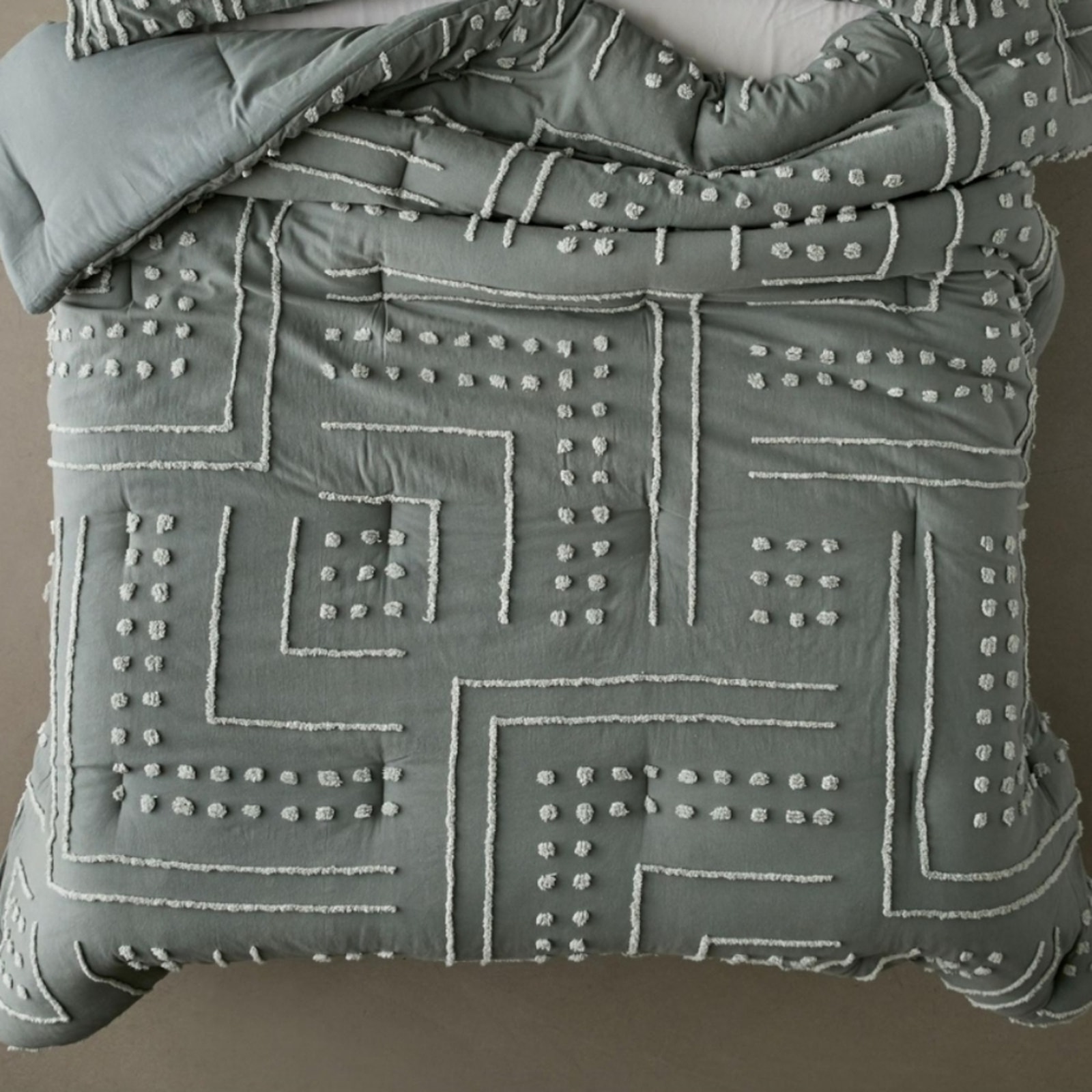 Urban outfitters Tyler Tufted Comforter set full to queen nwts no shams