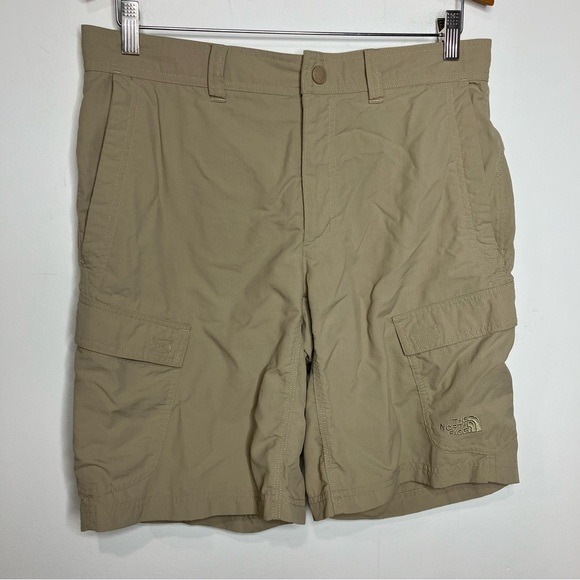 The North Face lightweight cargo shorts size 32