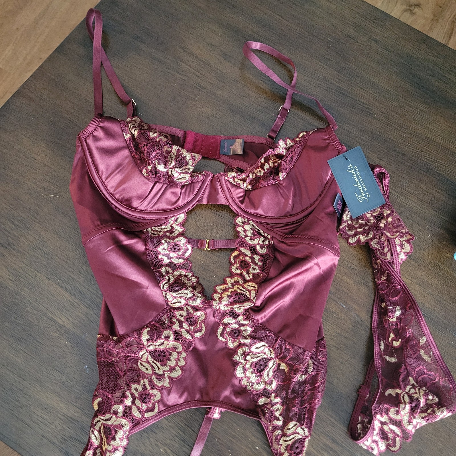 NWT Fredericks of Hollywood Burgundy Lace Lingerie Set Size Medium NO Stockings