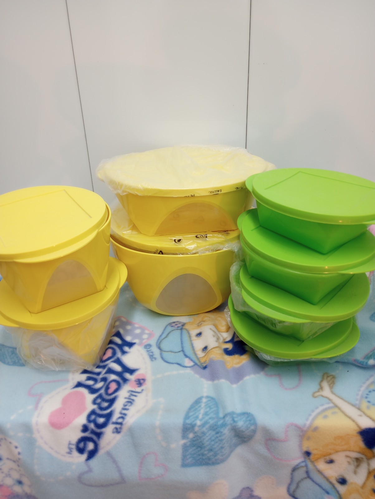 8 Tupperware bowls with lids