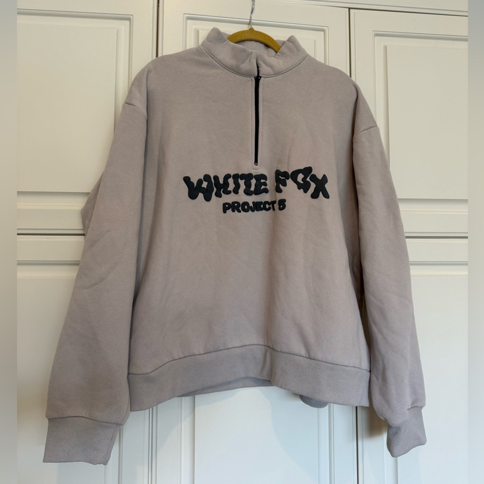 White Fox Women's Logo Sweatshirt Size L / XL Gray Quarterzip Comfy Project 5