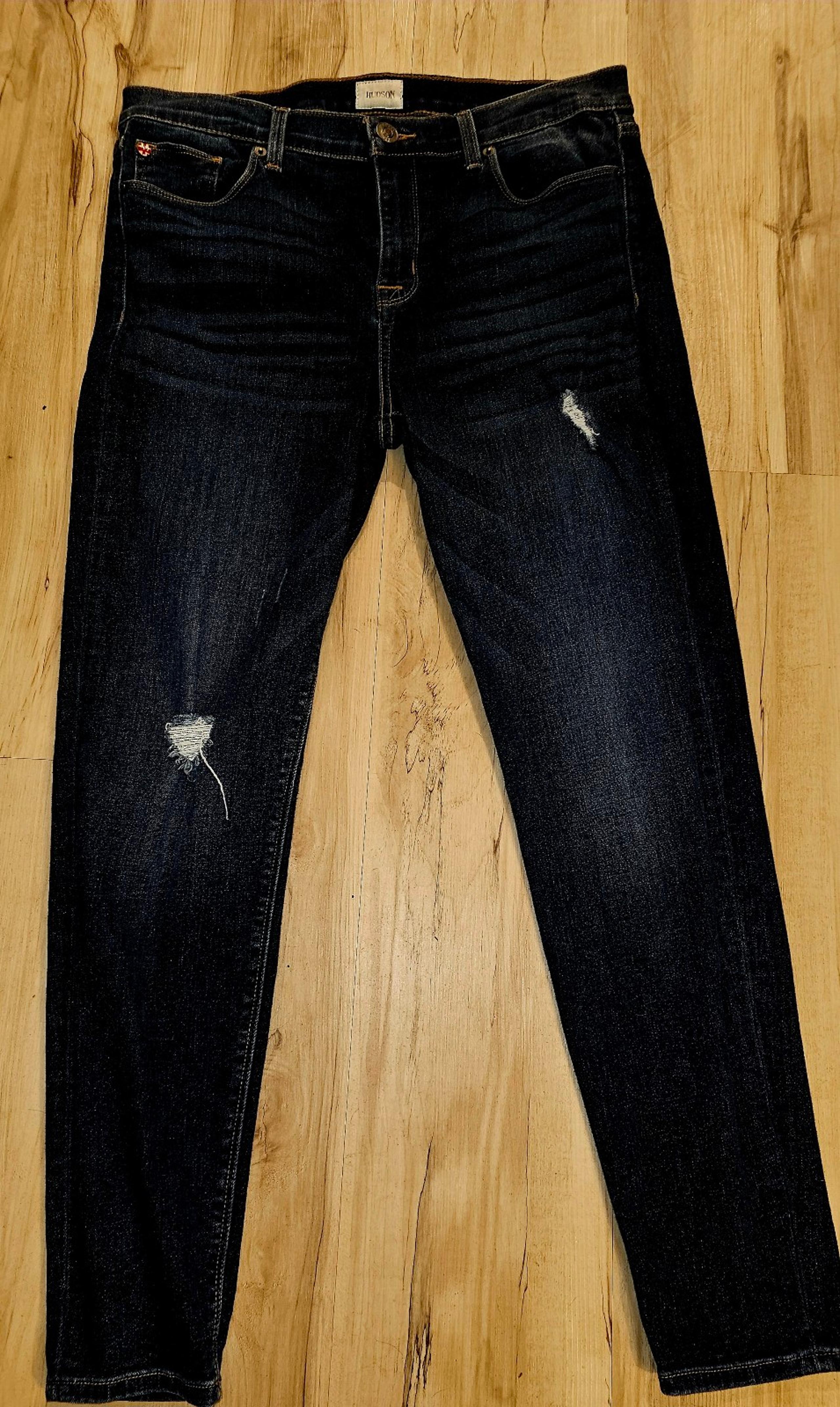 HUDSON SZ 32 KRISTA CROPPED DISTRESSED JEANS