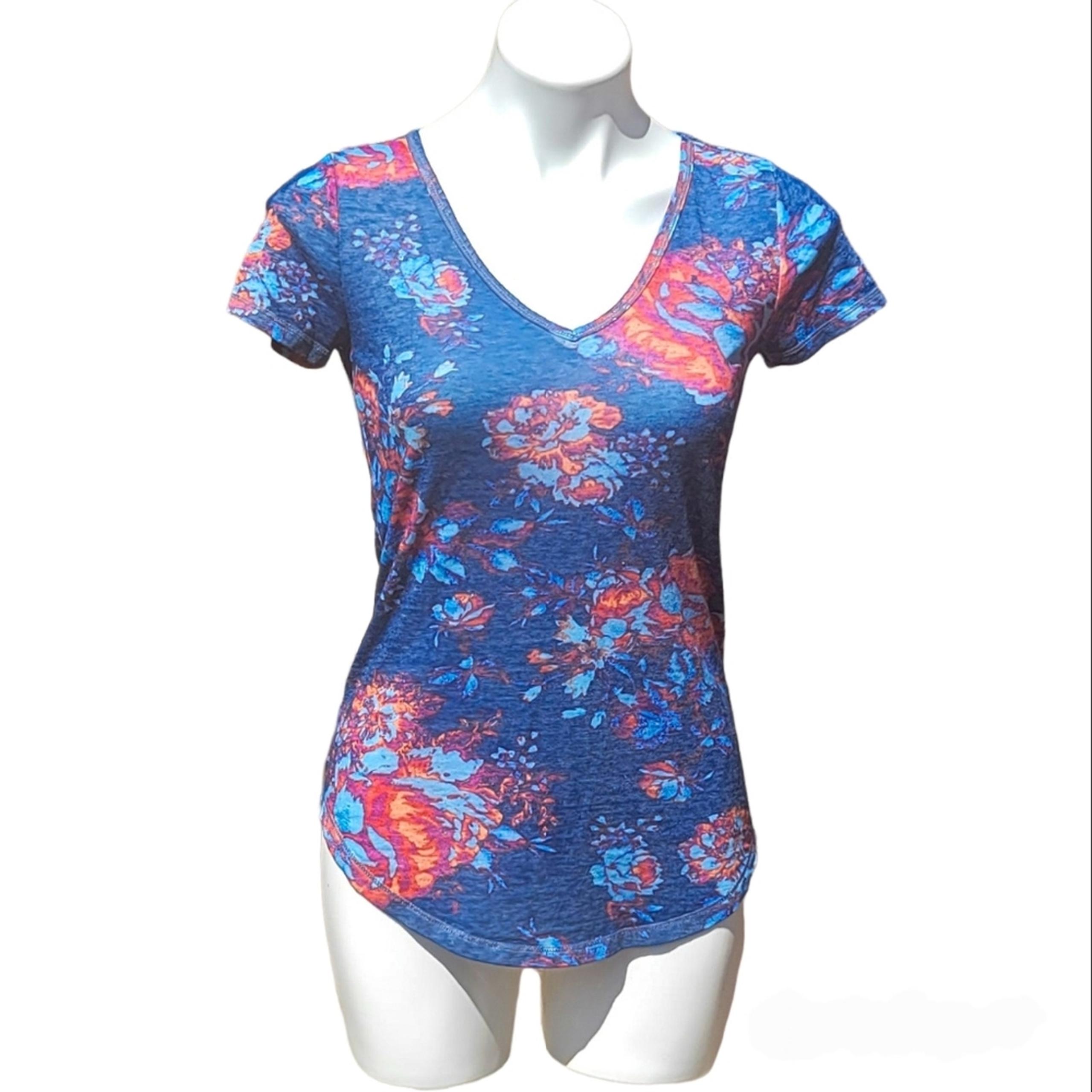 FREE with bundle! Mudd floral v neck tee size XS