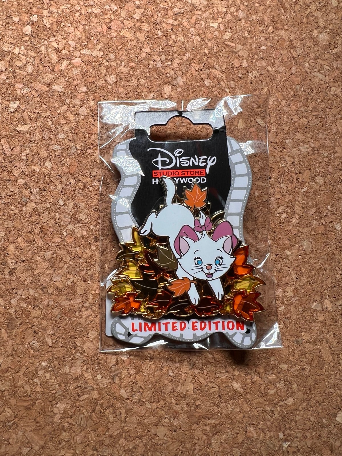 Disney DSSH Fall Leaves Marie LE 400 Pin