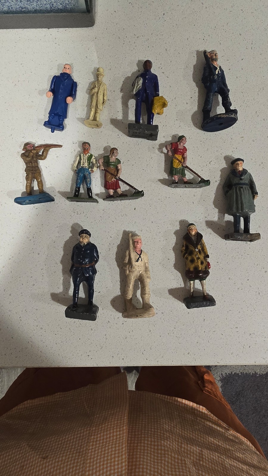 Figures standard guage 3 are metal
