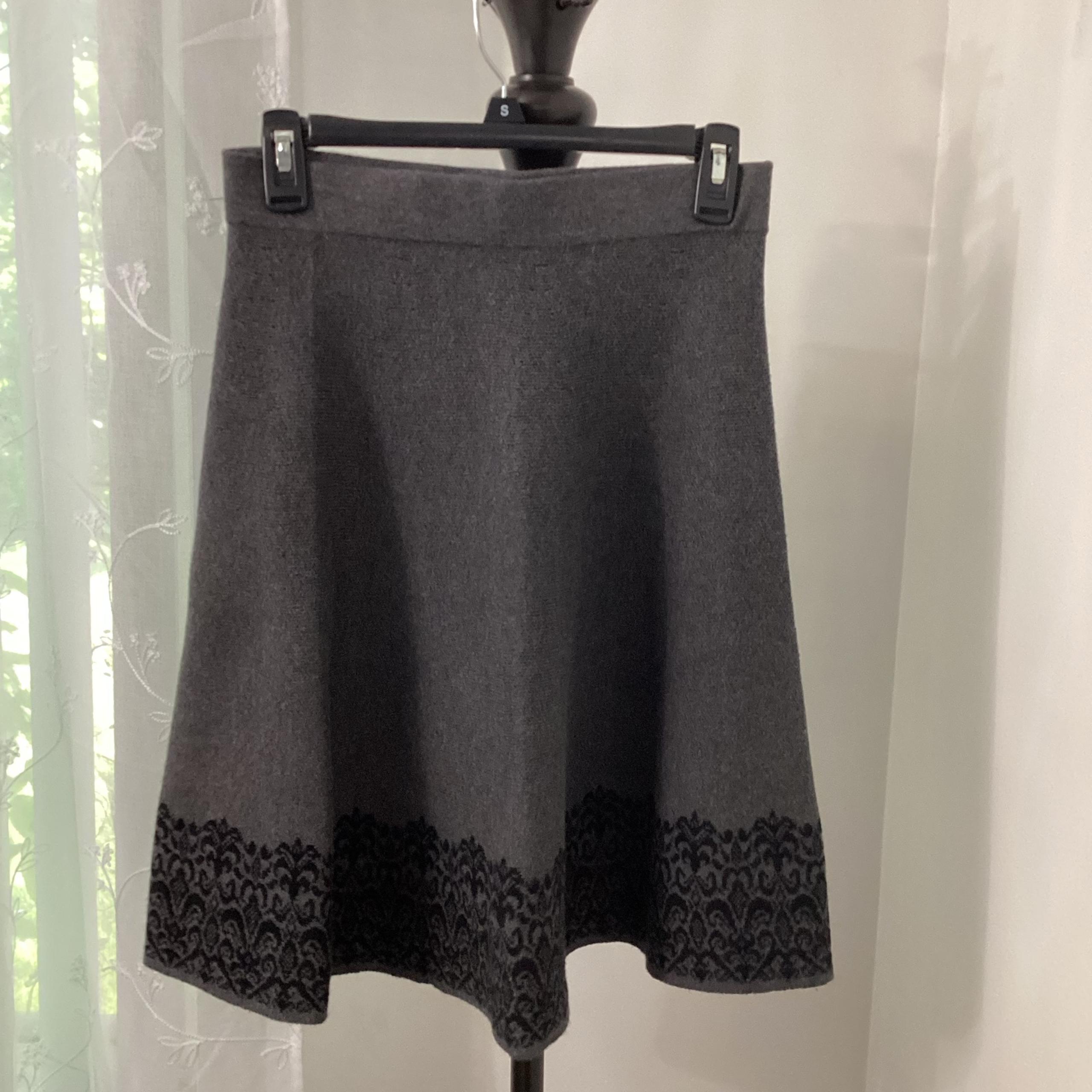 Adrienne Vittadini Gray Knee-Length A-Line Skirt – Size Small