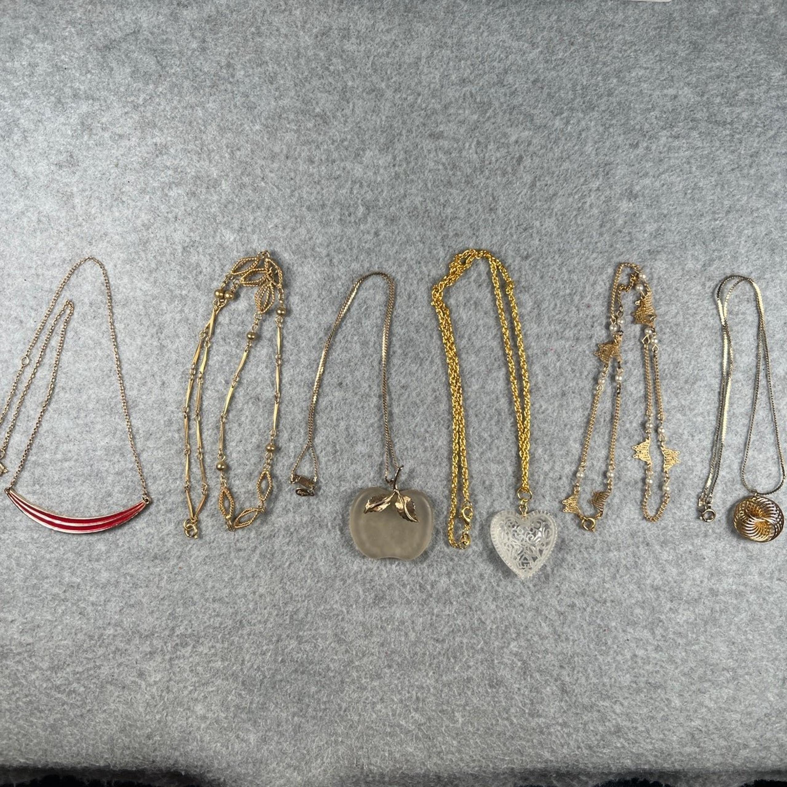 MULTI DESIGNED PENDANT & CHAIN LOT OF 6 NECKLACES